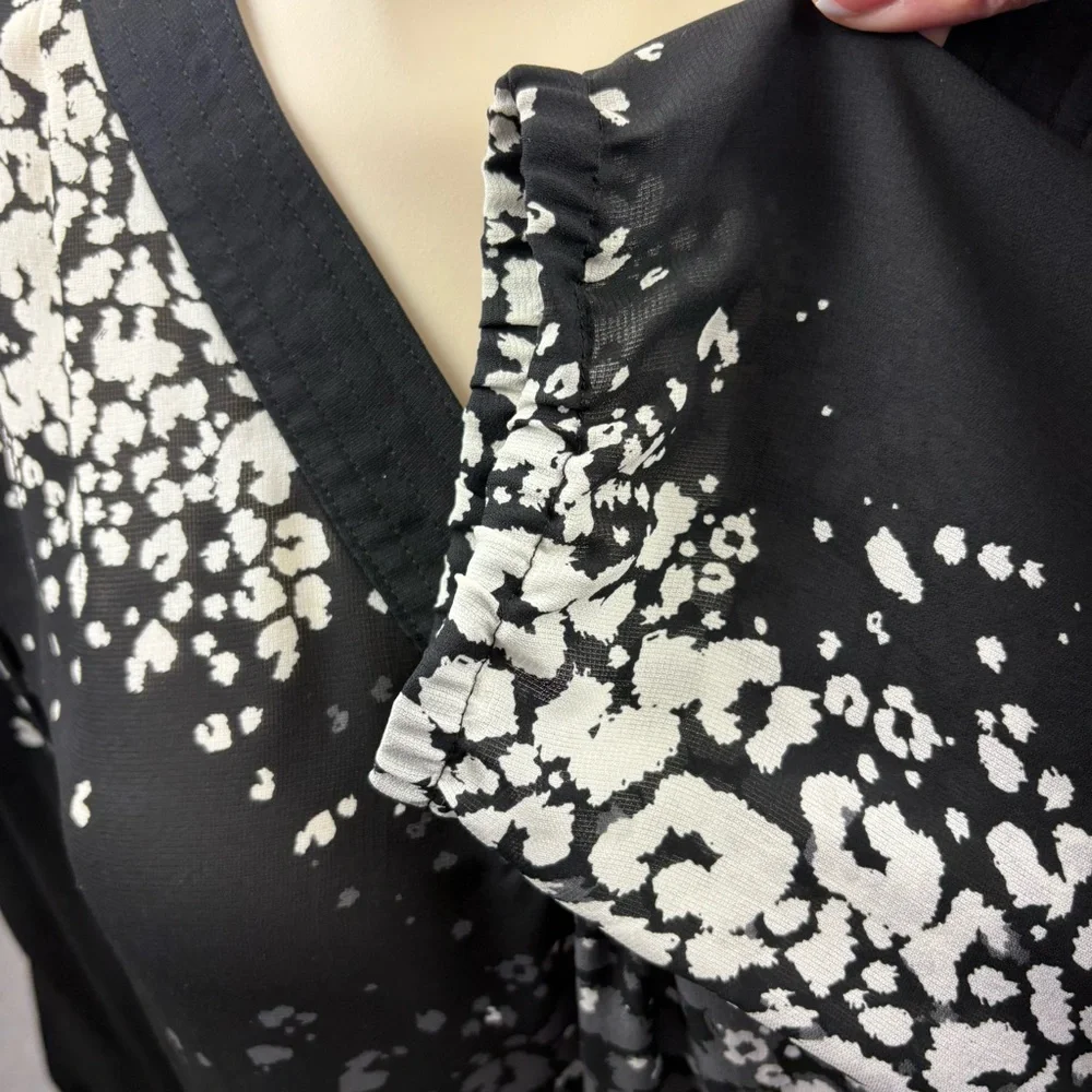 Amber Sun Silk Black, White & Grey Print V-Neck Blouse L - Picture 7 of 9